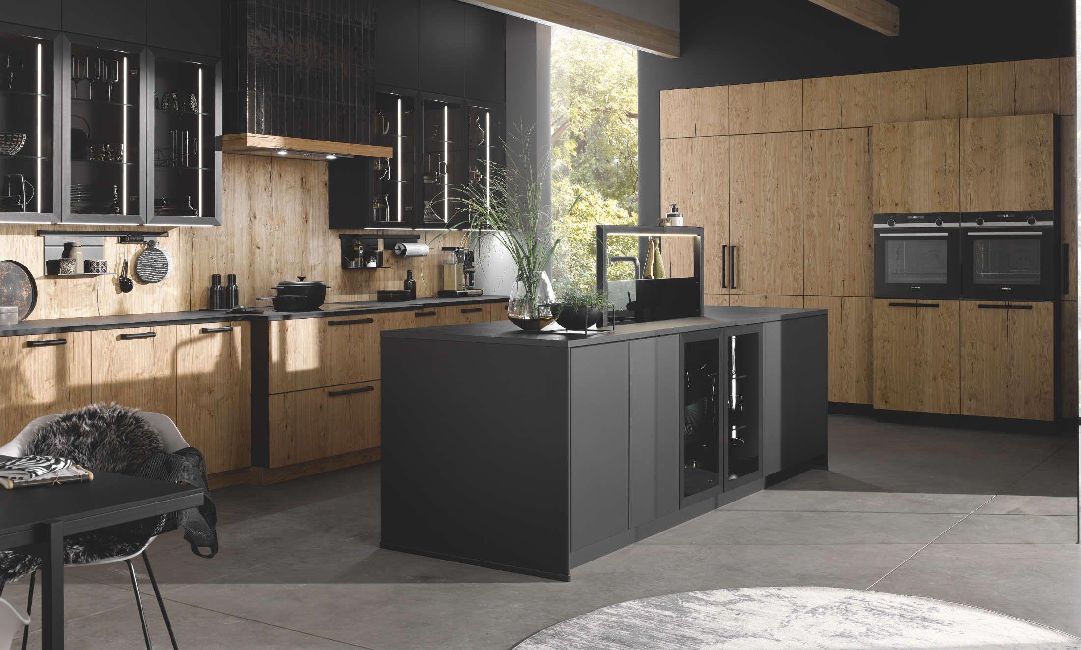 Bauformat Küche mit Eichenfronten und schwarzer Kochinsel im Loft-Stil mit Pendelleuchten