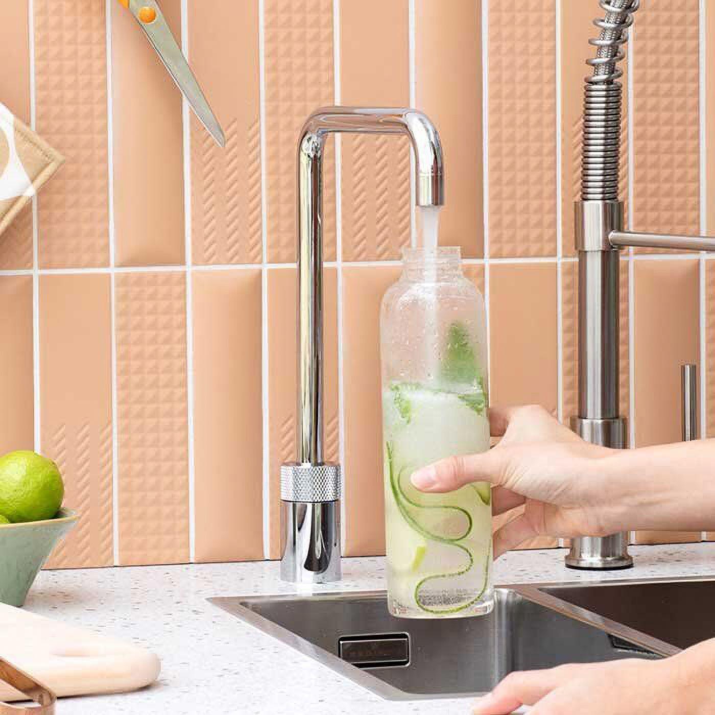 Hand füllt eine Glasflasche mit einem integrierten Trinkwassersystem aus einem modernen Küchenwasserhahn.