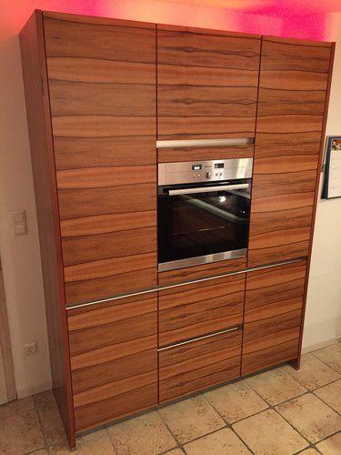 Unsere Referenzen — Holzfront-Küchenschrank Pflaumenbaum mit eingebautem Edelstahl-Backofen
