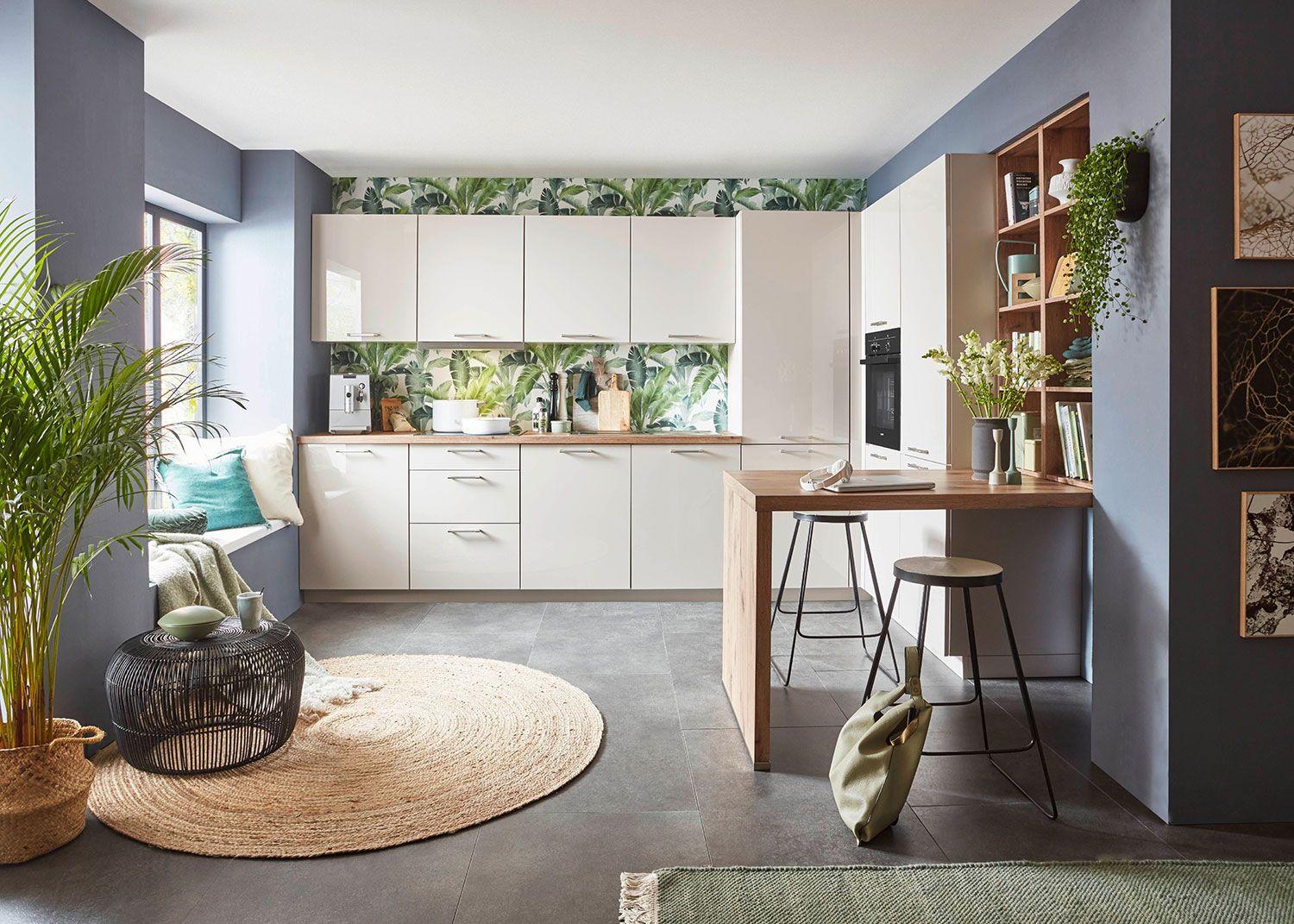 Helle Küche mit Tropen-Tapete, Designerhockern und stilvoller Deko