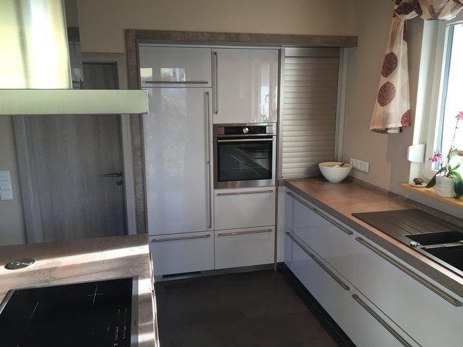 Unsere Referenzen — Weiße Hochglanzküche mit Eckaufbau und Hochschrank mit Backofen