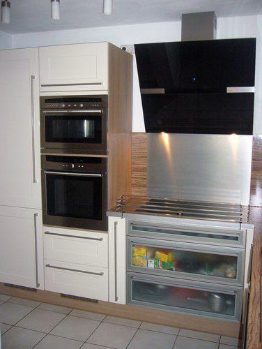 Unsere Referenzen — Weiße Landhausküche mit doppeltem Edelstahl-Backofen und schwarzer Esse