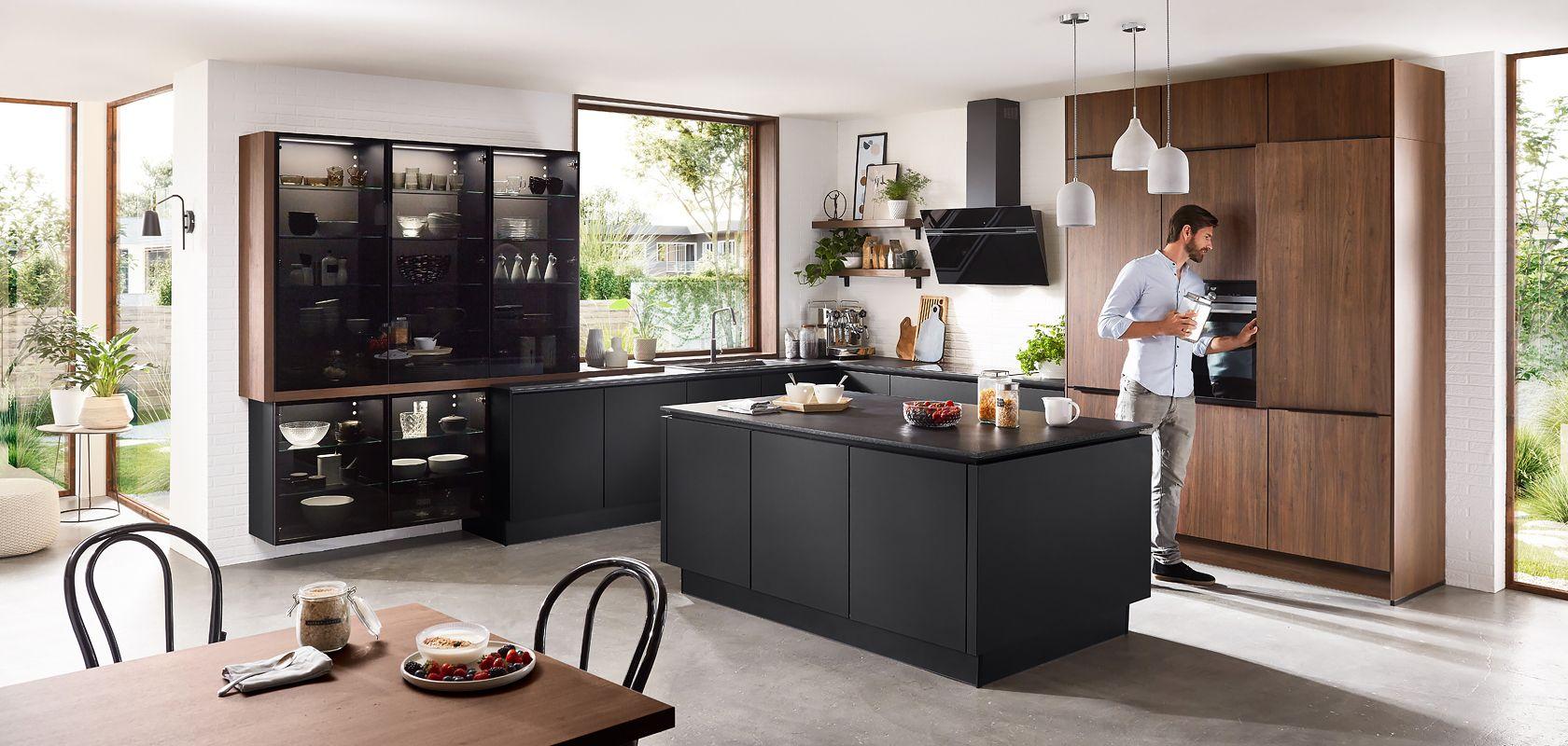 Lassen Sie sich inspirieren — Anthrazitfarbene Kücheninsel mit Nussbaum-Hochschrank und Vitrinen-Wandschrank