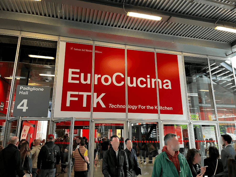 Eingang der EuroCucina FTK Küchenmesse mit roter Fassade