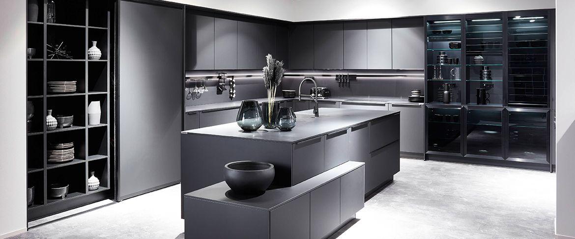 Nobilia Black Edition — schwarze Designerküche mit Vitrinen und Kochinsel