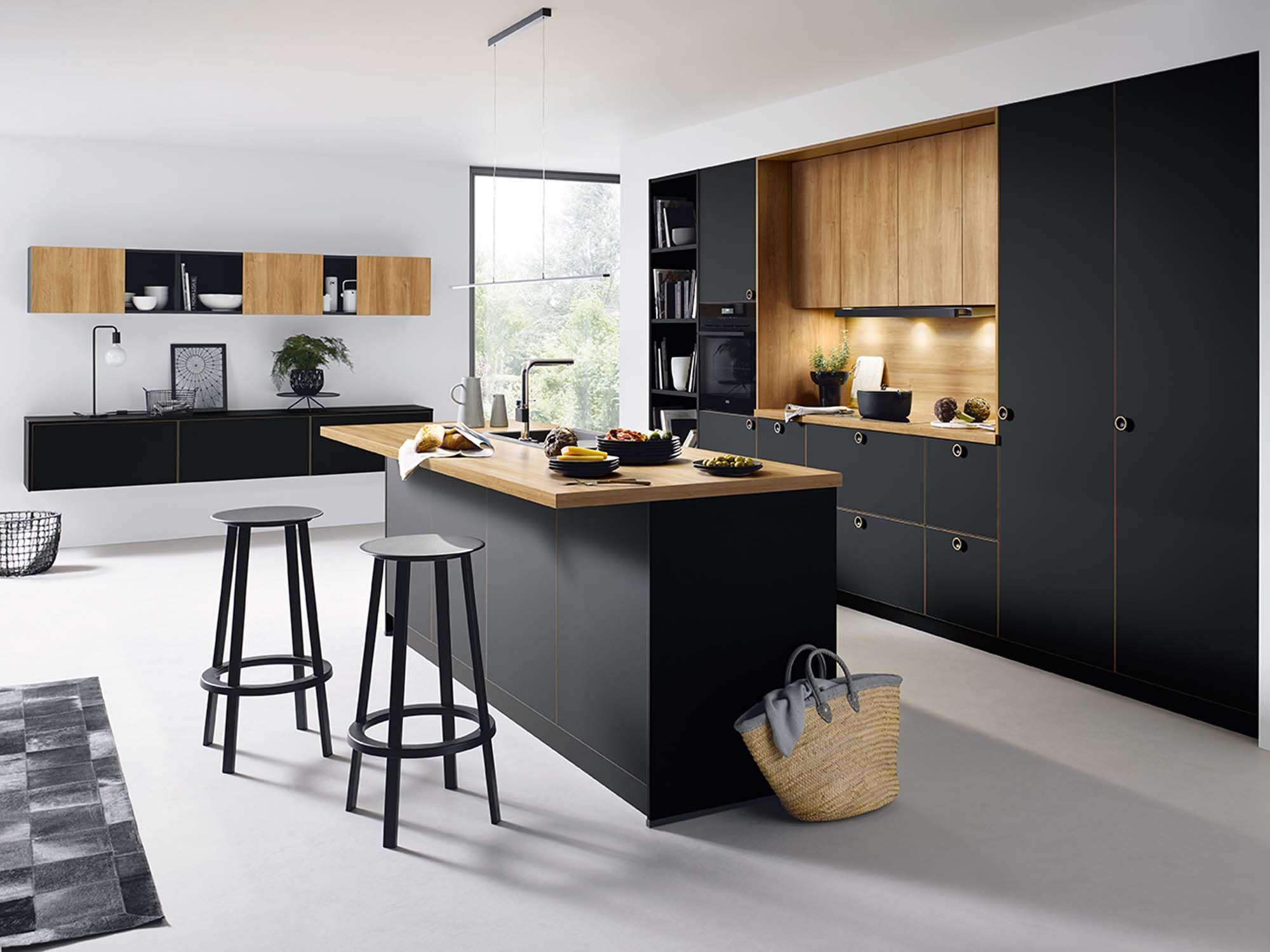 Schüller Küche in Schwarz und Holzoptik mit Bar-Theke und Hochschrankwand