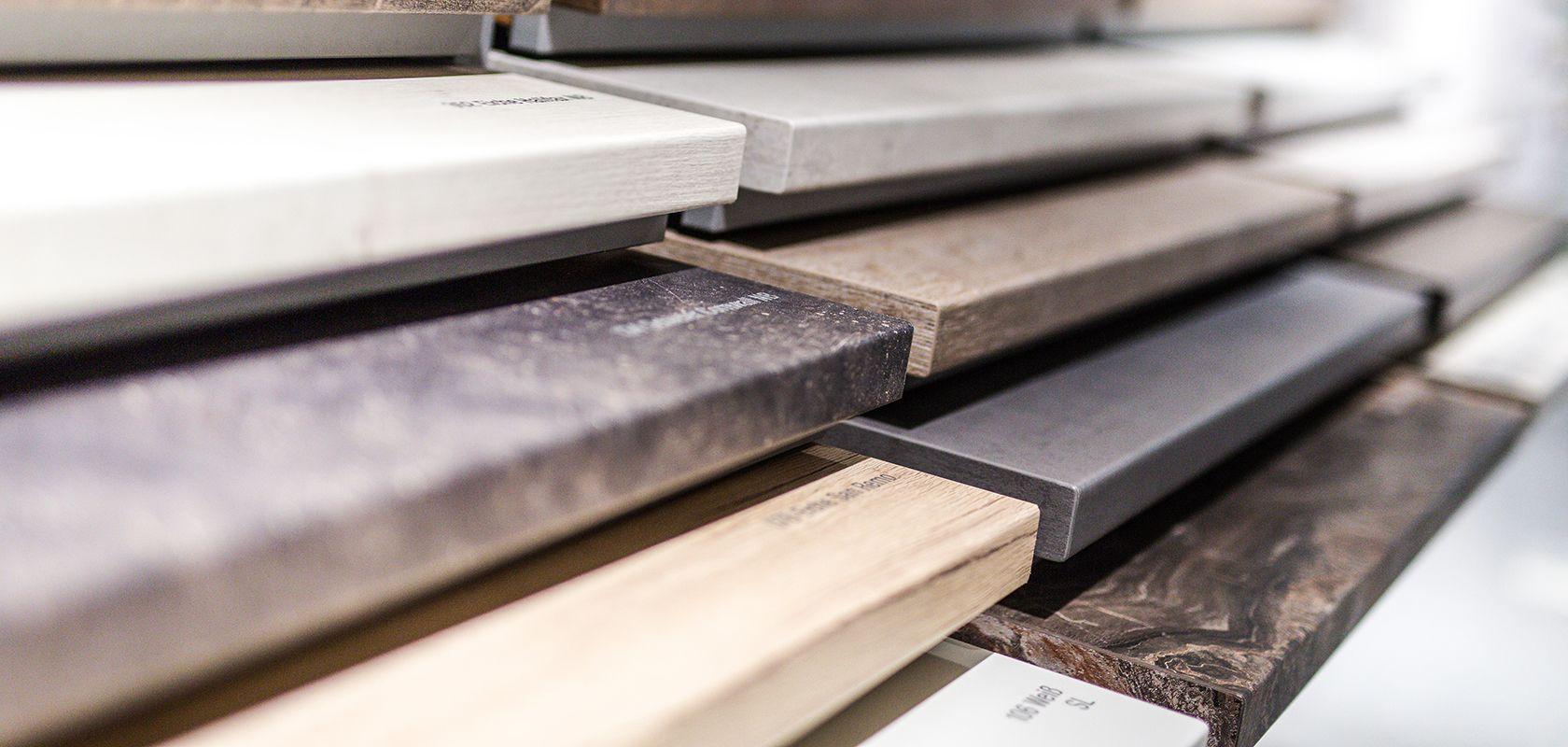 Arbeitsplattenmuster in Stein, Holz und Beton gestaffelt