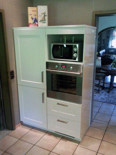 Unsere Referenzen — Hellgrüner Backofenturm mit Mikrowelle und Backofen in Landhausstil