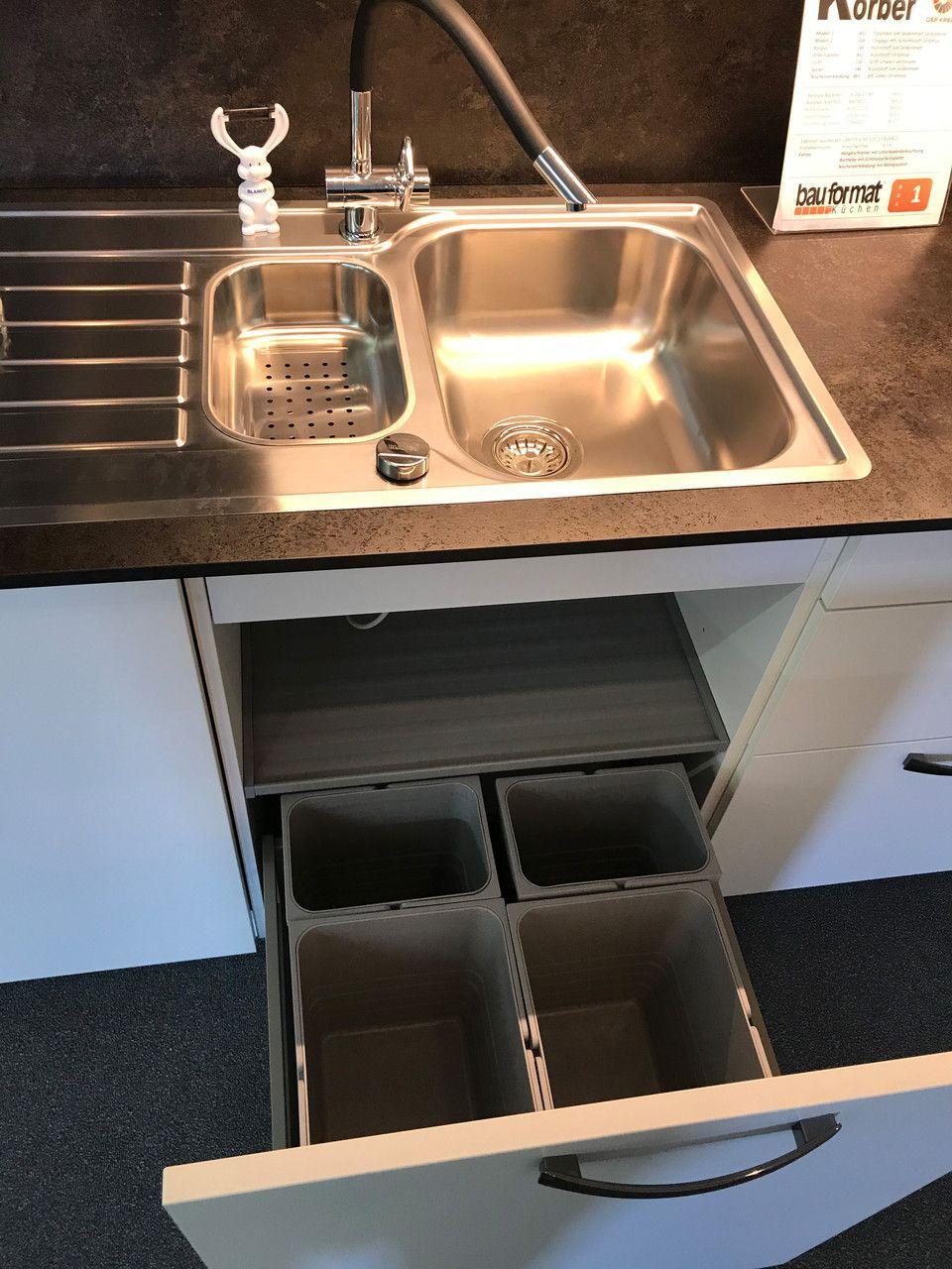 Unsere Ausstellung in Bischberg — Detail Edelstahl-Spüle mit ausgezogenem Mülltrennsystem in Unterschrank