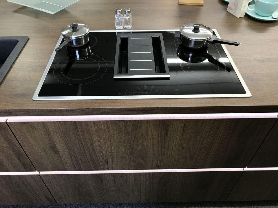 Unsere Ausstellung in Bischberg — Detail Induktionskochfeld mit integriertem Muldenlüfter und zwei Edelstahltöpfen