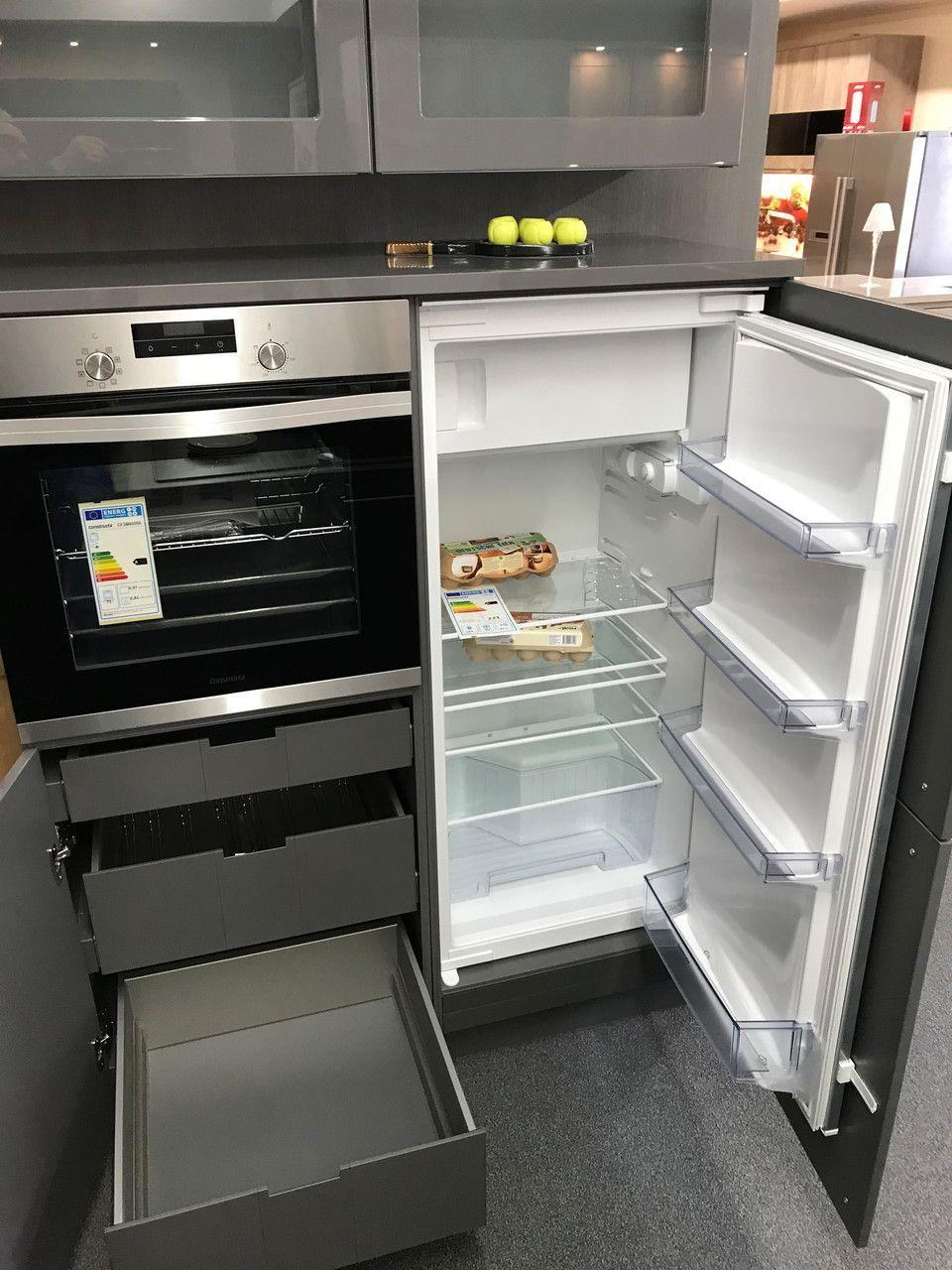 Unsere Ausstellung in Bischberg — Edelstahl-Einbaubackofen mit geöffnetem schmalen Einbaukühlschrank daneben