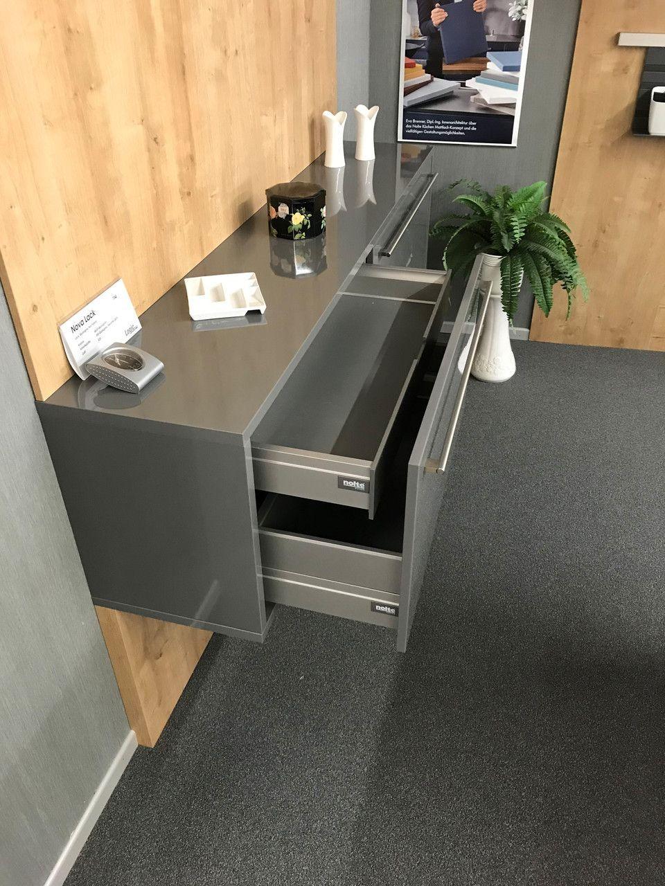 Unsere Ausstellung in Bischberg — Detail Auszugs-Sideboard mit Blum-Schubladentechnik und Deko-Pflanze