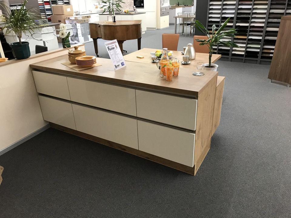 Unsere Ausstellung in Bischberg — Beige Halbinsel mit Holz-Arbeitsplatte und Deko-Frühstücksgeschirr