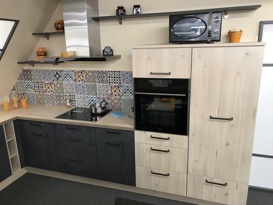Unsere Ausstellung in Bischberg — Dunkle Küchenzeile mit Marokkanischen Mustefliesen und Hochschrank mit Backofen