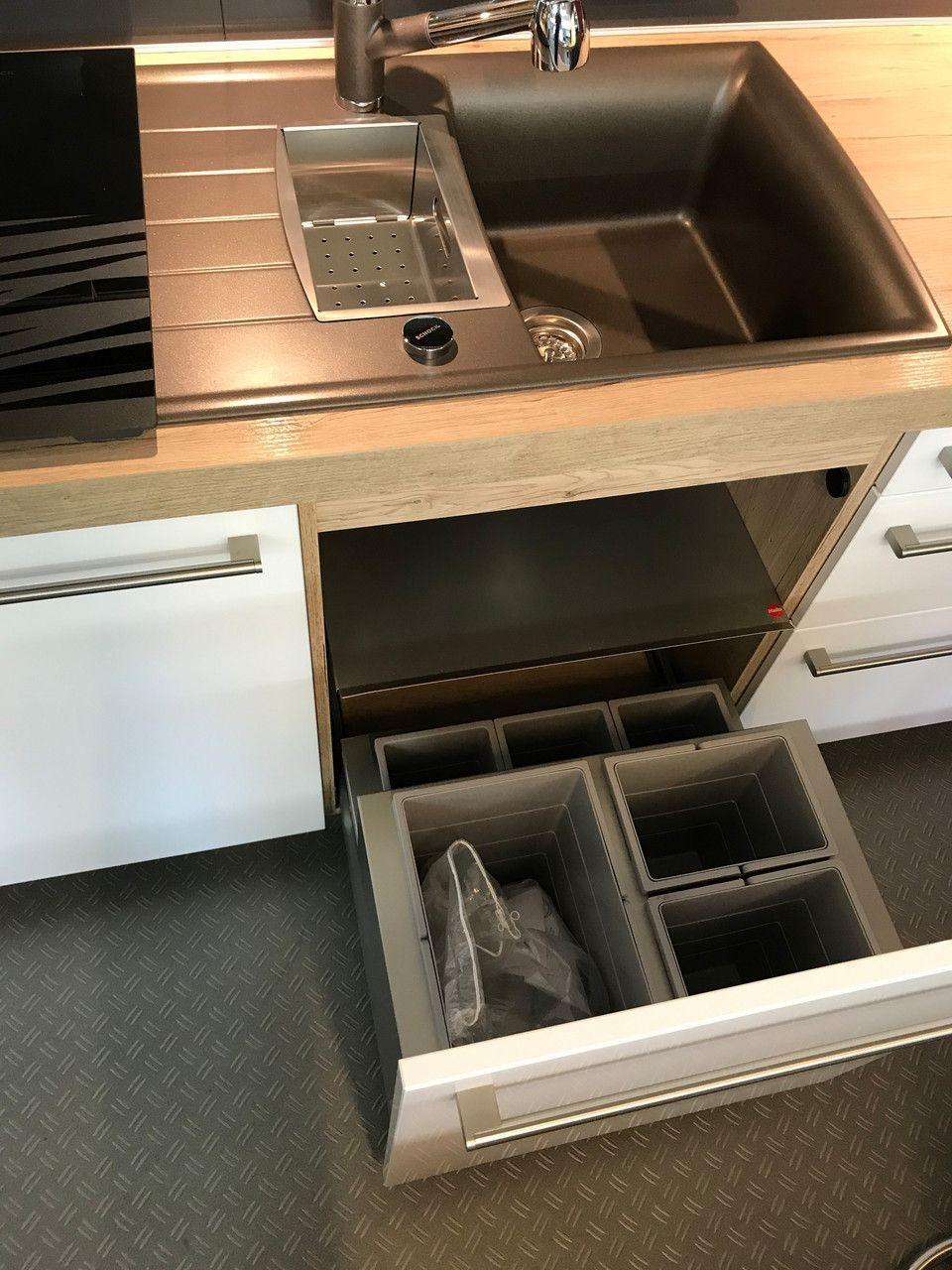 Unsere Ausstellung in Bischberg — Detail Edelstahl-Doppelspüle mit ausgezogenem Mülltrennsystem