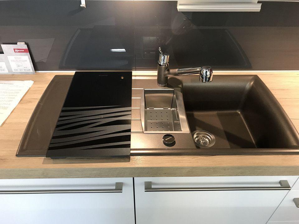 Unsere Ausstellung in Bischberg — Detail Spüle mit schwarzem Glas-Abdeckelement und Edelstahl-Sieb