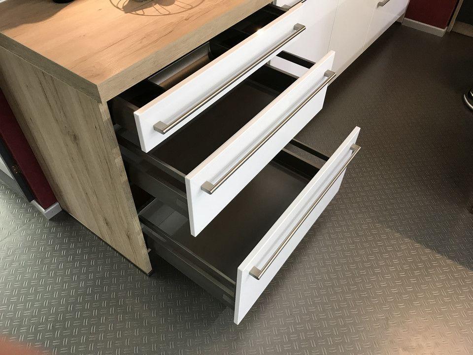 Unsere Ausstellung in Bischberg — Detail drei ausgezogene weiße Hochglanz-Schubladen in Holz-Korpus