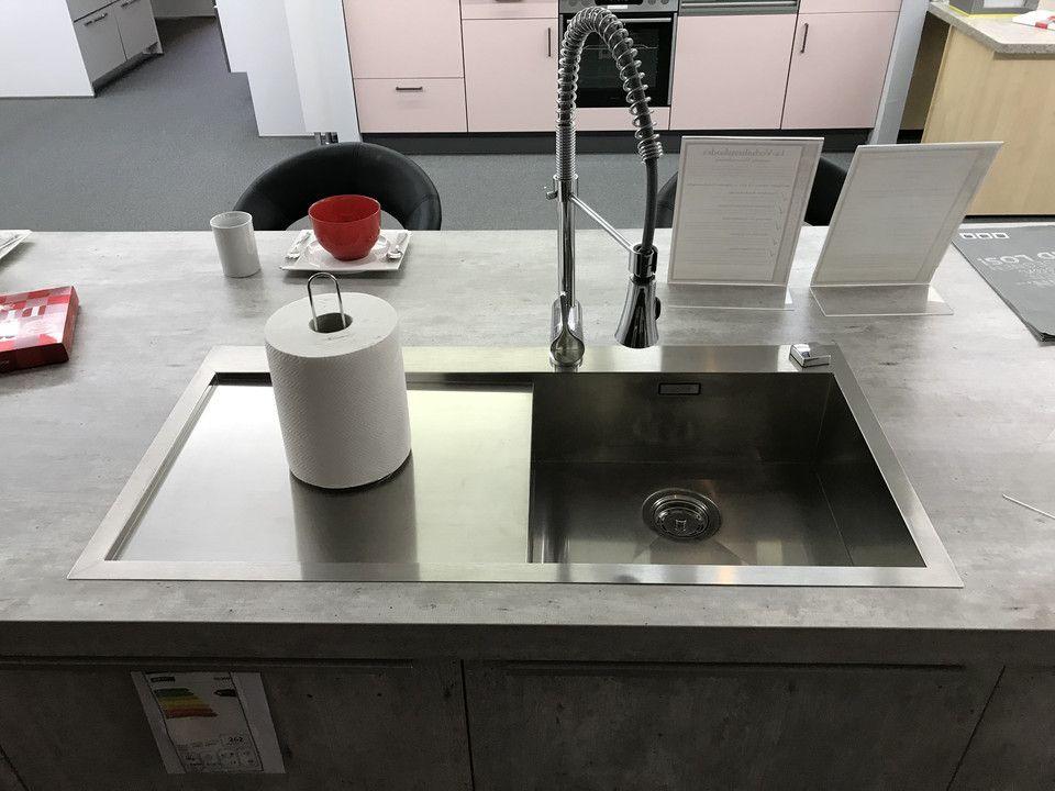 Unsere Ausstellung in Bischberg — Detail Edelstahl-Spüle mit Profi-Armatur und Bedienseite über Schubladen