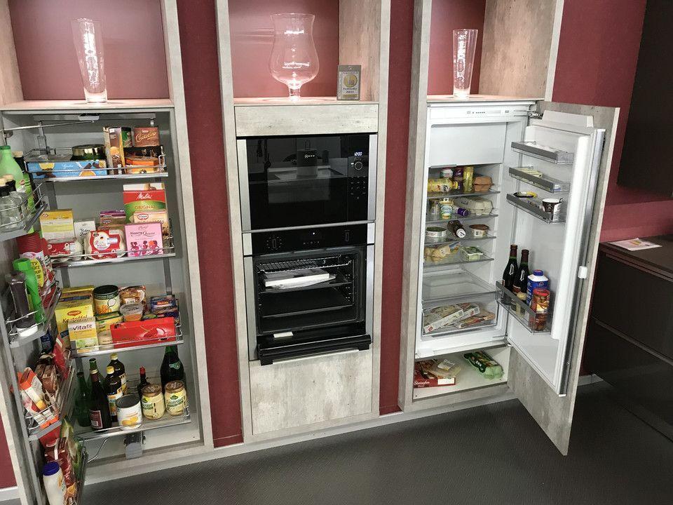 Unsere Ausstellung in Bischberg — Apothekerschrank mit Vorräten neben Backofen und geöffnetem Kühlschrank