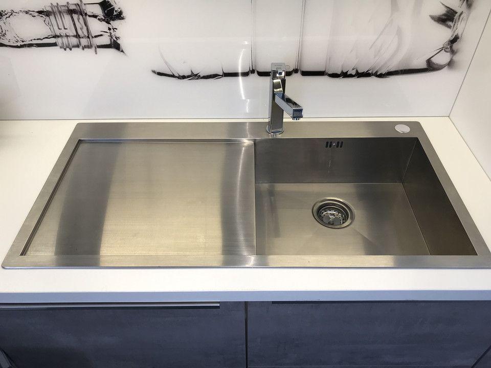 Unsere Ausstellung in Bischberg — Detail Edelstahl-Einbauspüle mit großem Becken und Abtropffläche