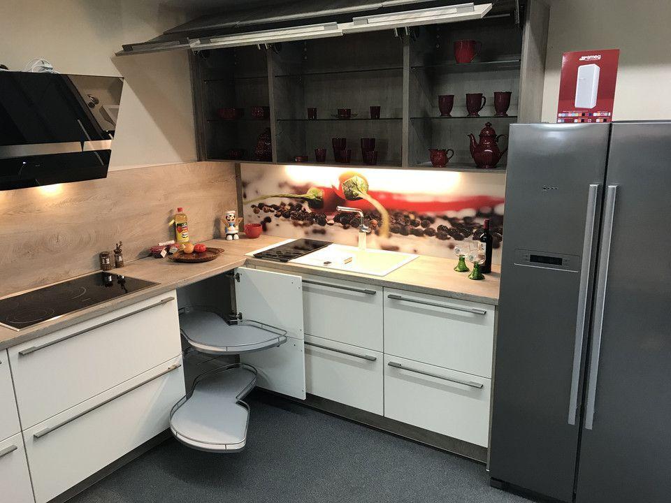 Unsere Ausstellung in Bischberg — Helle Eckküche mit Kaffee-Motiv-Spritzschutz und Karussell-Eckauszug